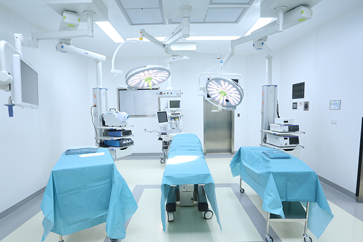 อุปกรณ์และเครื่องมือทางการแพทย์ในโรงพยาบาลศัลยกรรมตกแต่งกมล
